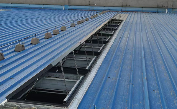 某城市大型商业综合体中庭于田排烟窗工程